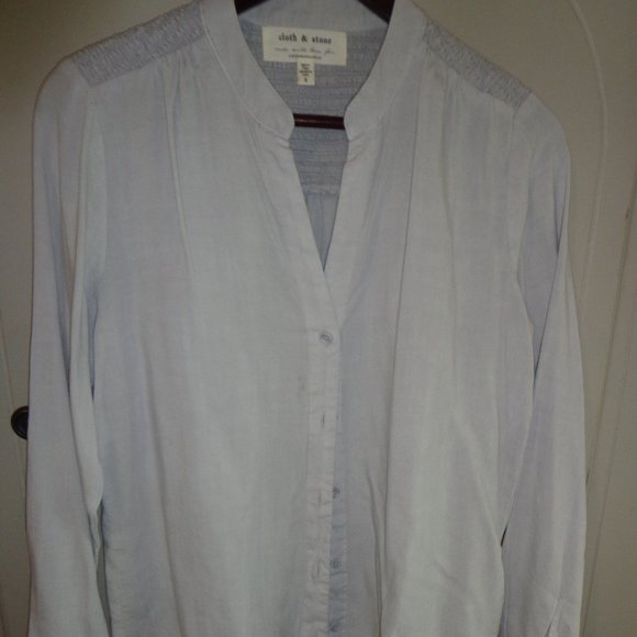 FIRM NWT Anthropologie cloth & stone Smocked Chambray Buttondown S Fog - Picture 1 of 16